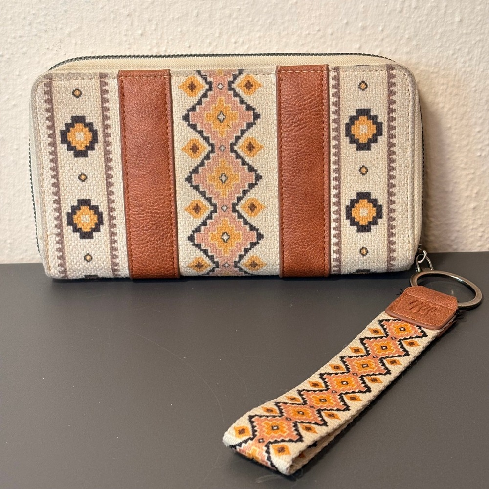 Wrangler Zip Around Wallet Womens OS Brown Excellent Southwestern Boho Wristlet - Picture 2 of 6